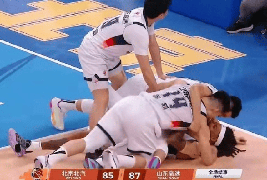 目送压哨绝杀！周琦暴怒！这样咋打NBA啊...