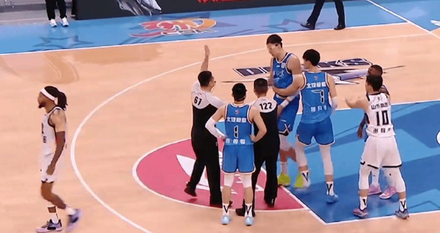 目送压哨绝杀！周琦暴怒！这样咋打NBA啊...