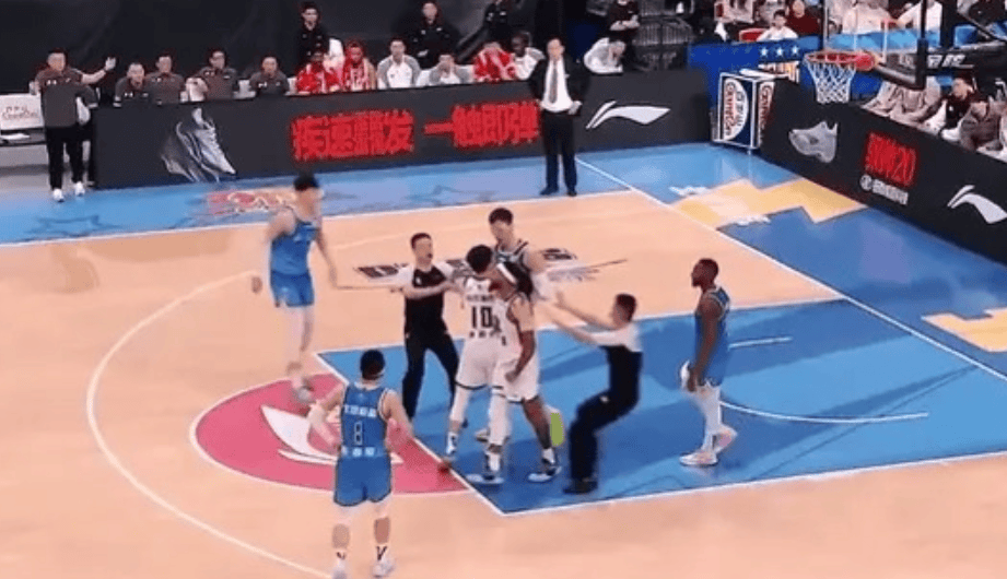 目送压哨绝杀！周琦暴怒！这样咋打NBA啊...