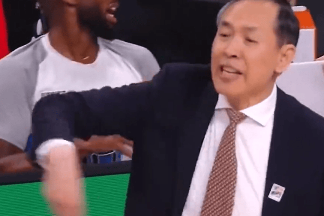 目送压哨绝杀！周琦暴怒！这样咋打NBA啊...
