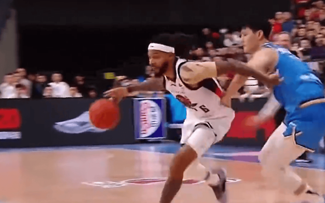 目送压哨绝杀！周琦暴怒！这样咋打NBA啊...