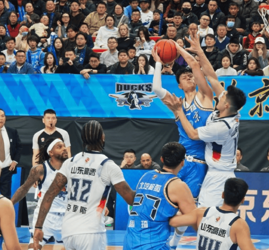 目送压哨绝杀！周琦暴怒！这样咋打NBA啊...